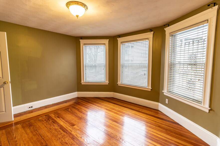 Building Photo - 162 Walnut St