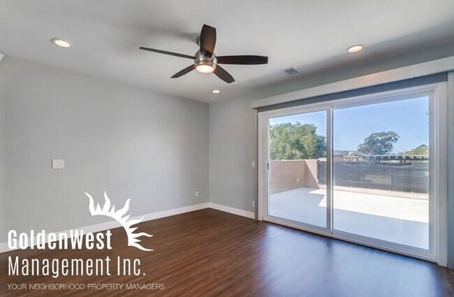 Building Photo - Charming 3Bdm 2.5Ba Townhome in the Claire...