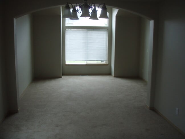 Building Photo - Welcome To SilverCreek