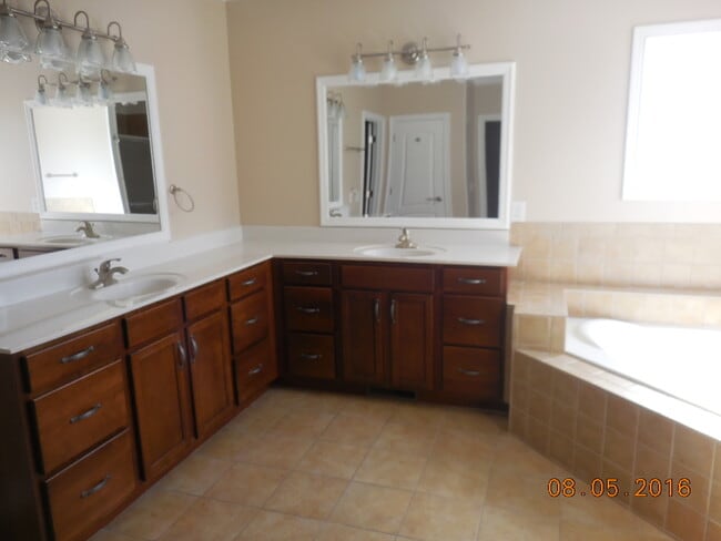 Building Photo - Lage 3 Bedroom  2 1/2 Bath Pet Friendly Home For Rent