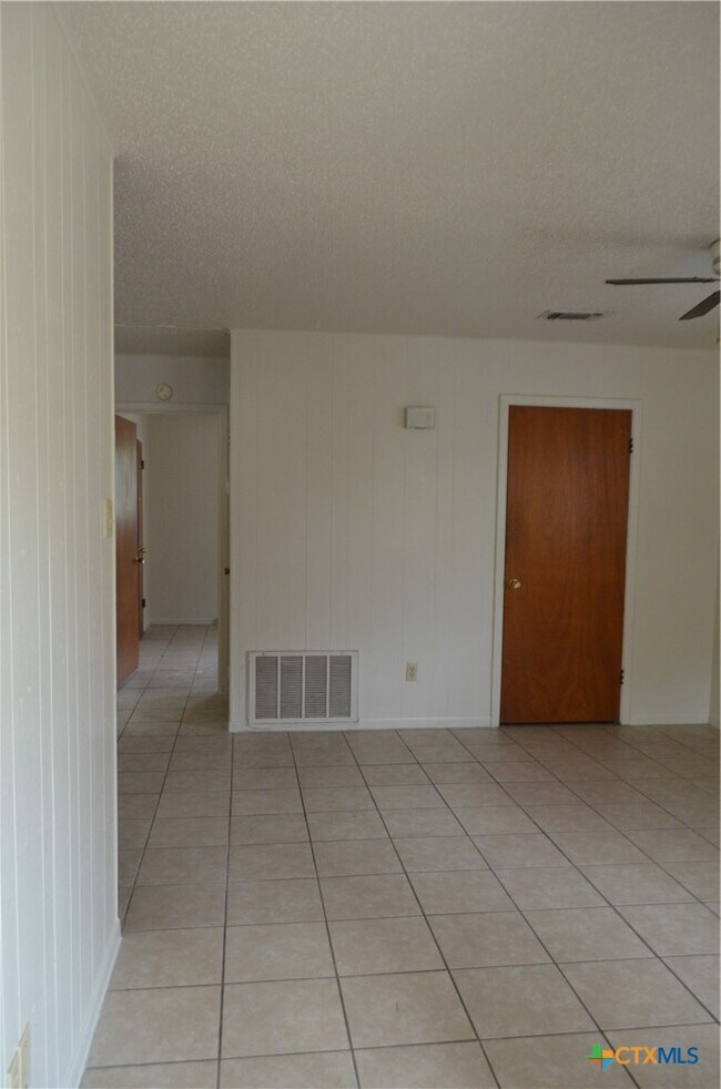 Building Photo - 303 E Avenue B