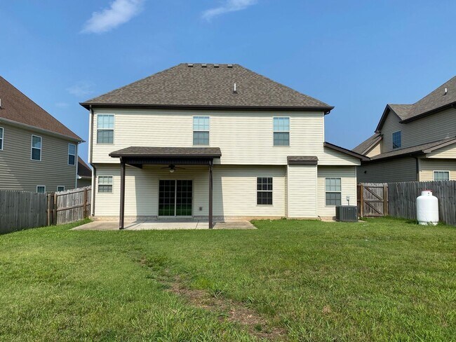 Building Photo - Beautiful Home! 4 Bed 2.5 Bath! Rossview S...