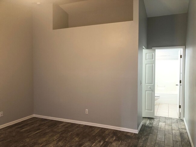 Building Photo - 2 Bedroom 2 bath duplex. 1 car garage and ...