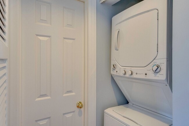 Building Photo - Spacious 2BR/2BA End Unit Condo in Desirab...