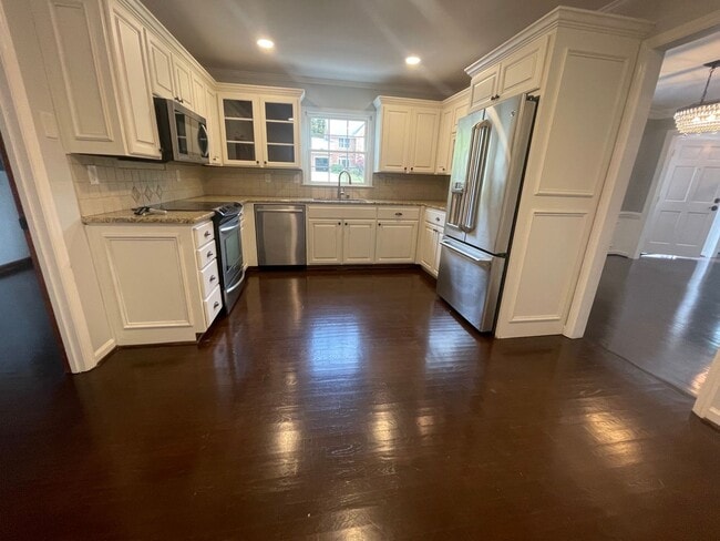 Building Photo - Spacious 4 Bedroom near Guilford College