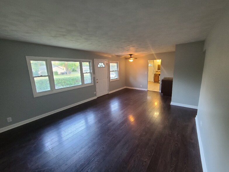 Building Photo - 202 E Streamwood Blvd