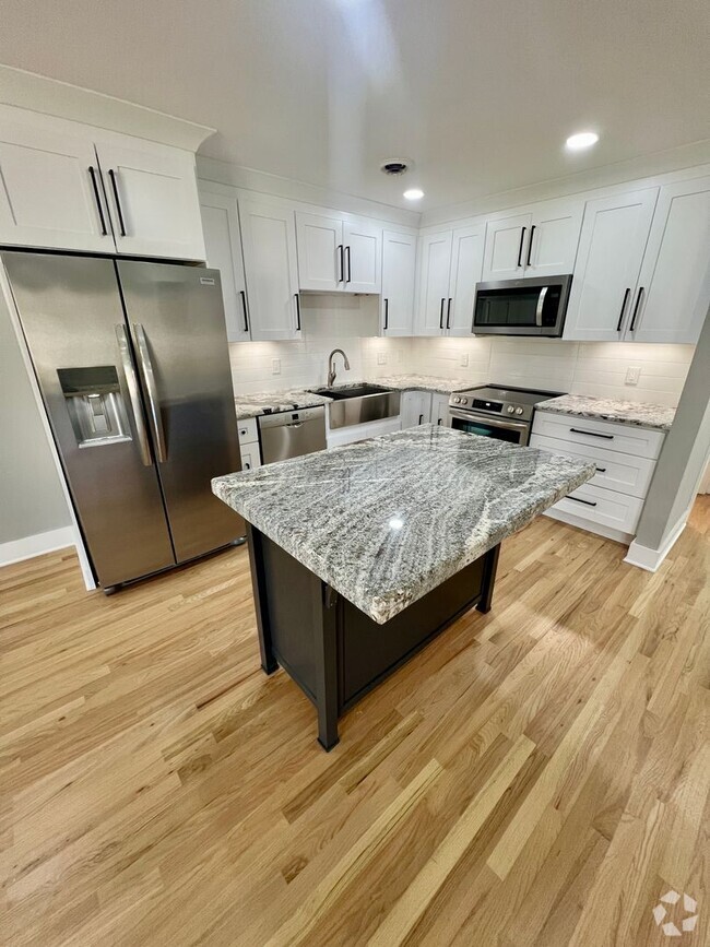 Building Photo - Remodeled 3 Bedroom 2 Bath House with Gara...