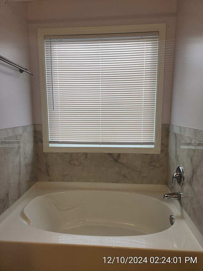 Building Photo - 73 Labrador Ln