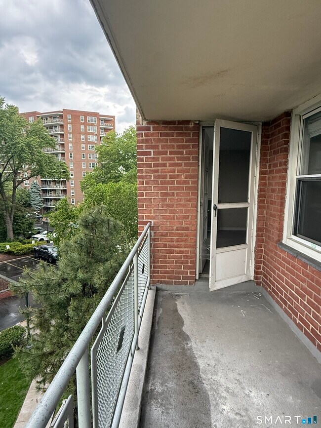 Building Photo - 71 Strawberry Hill Ave