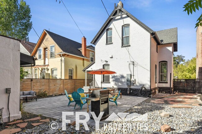 Building Photo - Stunning Victorian Home Near City Park