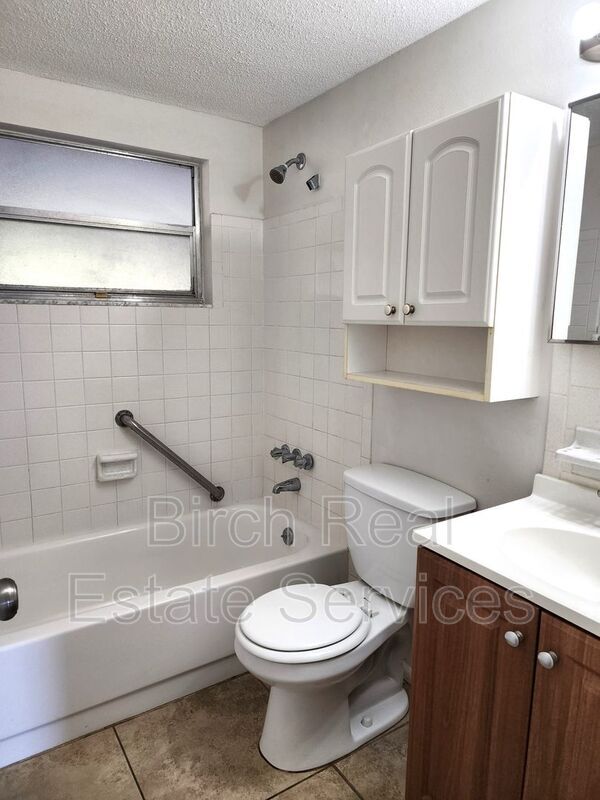 Building Photo - 1708 Springdale Dr