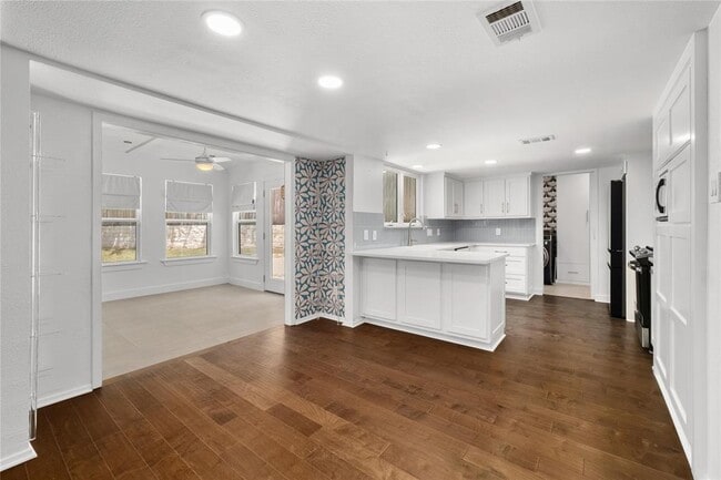 Building Photo - 7602 Banpass Ln
