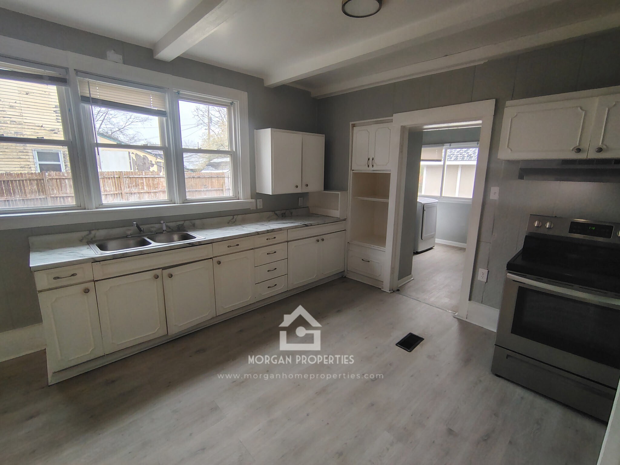 Building Photo - 725 W 8th St