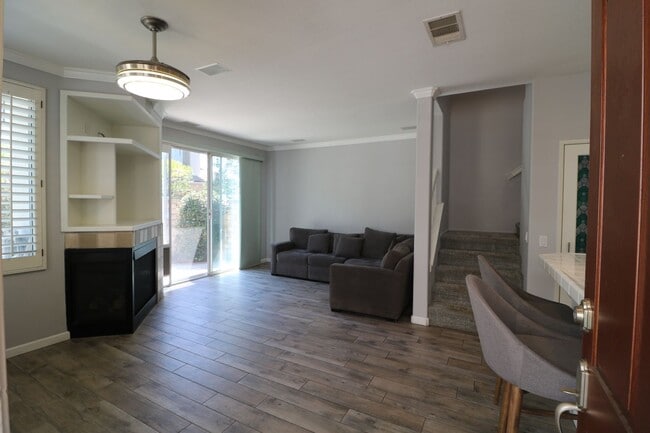Building Photo - Townhome for Lease  in Valencia!