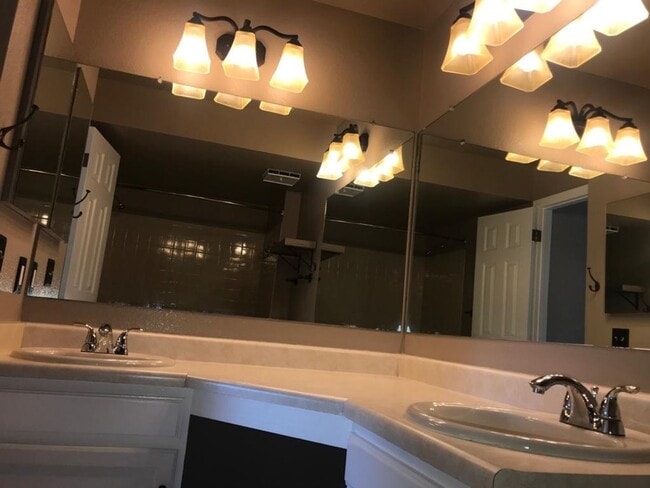 Building Photo - Spacious 3BR Condo in Denver