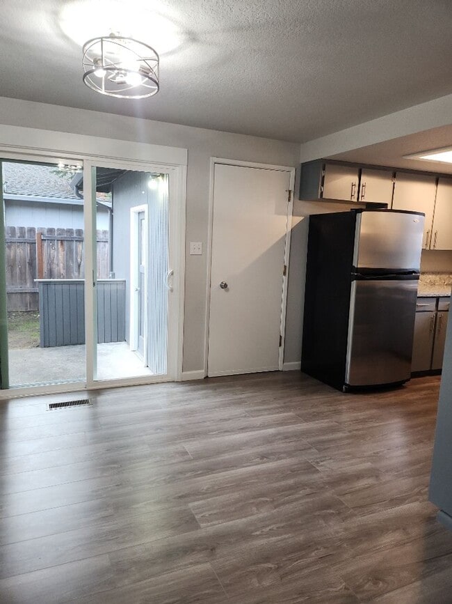 Building Photo - Modern 3 Bedroom Home with Spacious Backyard