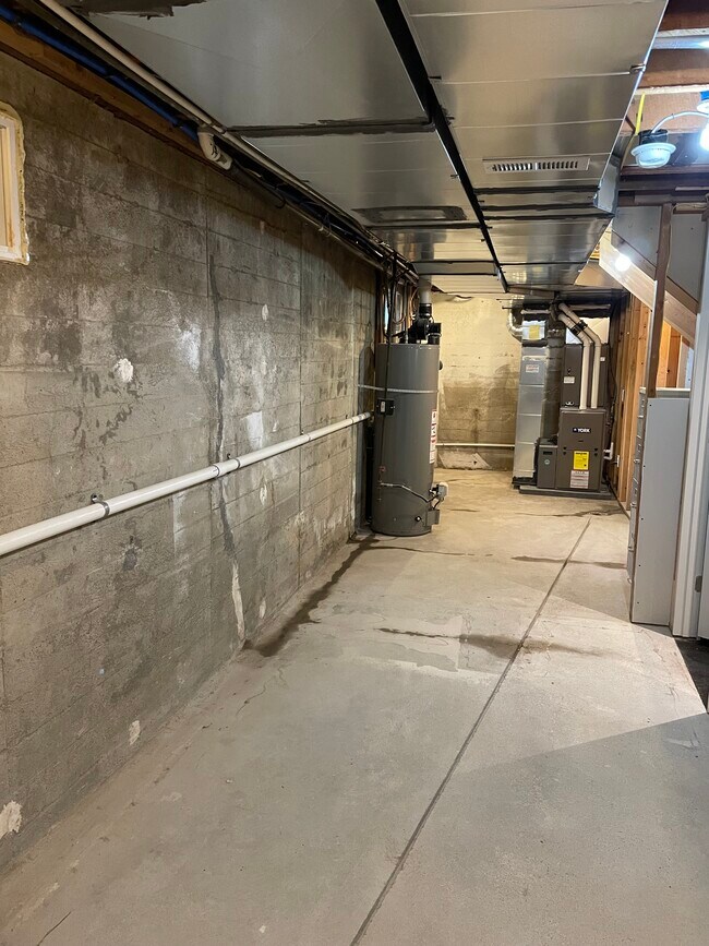 Building Photo - 595 S Hofstetter St