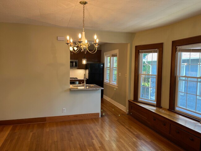 Building Photo - 258 Buckingham Ave