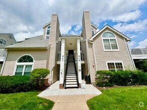 Building Photo - Beautiful 2-Level top floor condo close to...