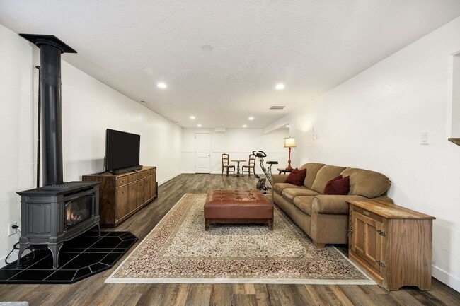 Building Photo - 607 E 420 S