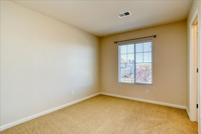 Building Photo - Awesome 3bed/3bath/2car garage on a quiet street in Aurora!