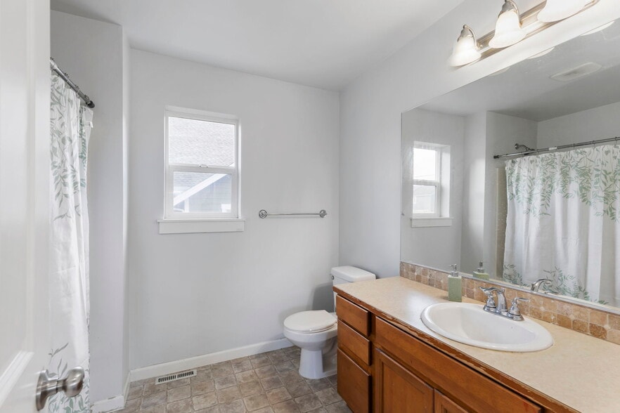 Building Photo - 6398 Juanita Cir NE