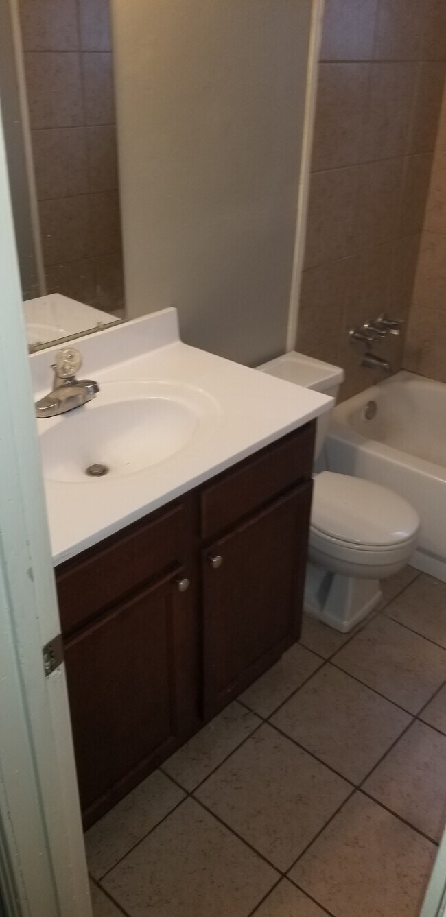 Building Photo - 1307-09 Halcomb ln