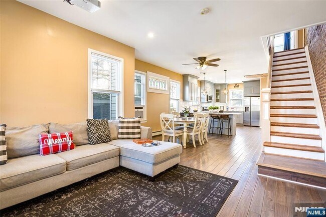 Building Photo - 1054-1056 Hunterdon Street Unit Leftside