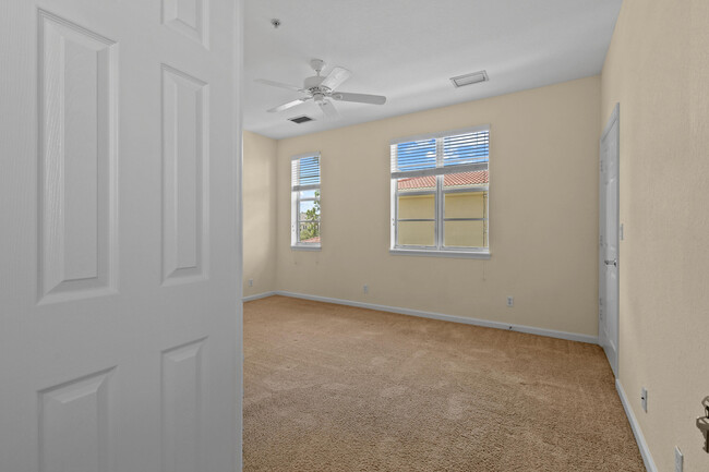 Building Photo - 147 Greenwich Cir