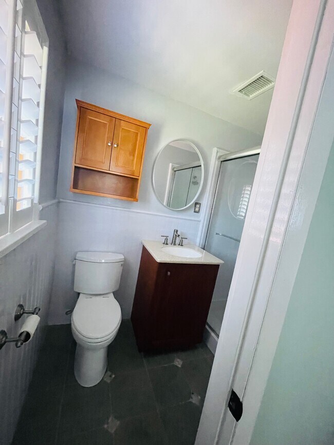 Building Photo - 401 E 56th St