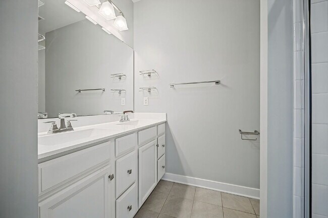 Building Photo - Luxurious 3-bedroom 2.5 bath townhome with Garage in Chesapeake