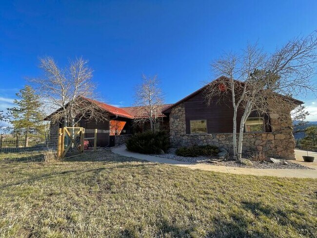Primary Photo - Large 3 bedroom home with gorgeous views i...