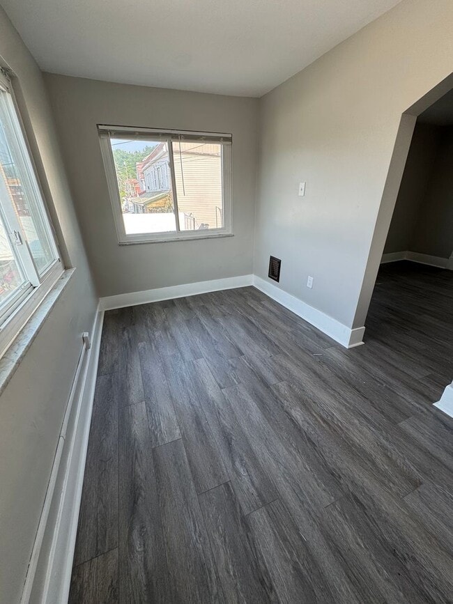 Building Photo - 4 Bedroom 2 Bath in Mckees Rocks!