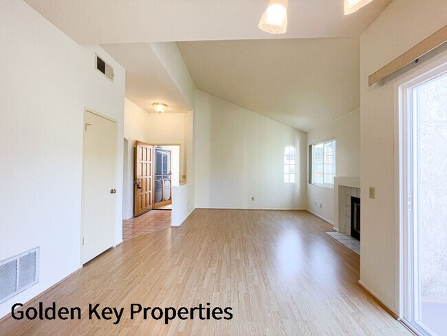 Building Photo - 2BR/1.5BA Condo in Charlemont in Vista! Cl...