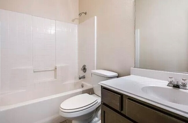 Building Photo - 2821 Hilcroft Ave