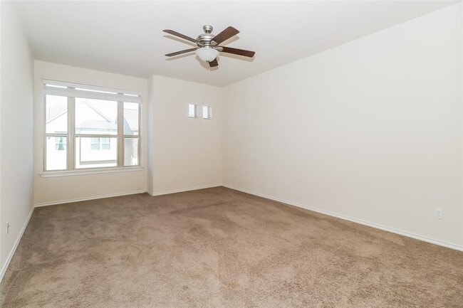 Building Photo - 2105 Town Centre Dr