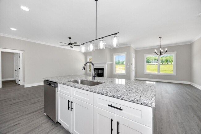 Building Photo - 4 Bedroom, 2 Bath