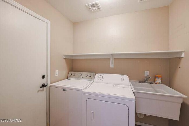 Building Photo - GREAT 3 bed, 2 bath home