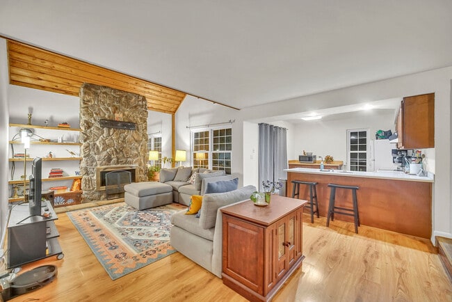 Building Photo - 633 Chip Ct