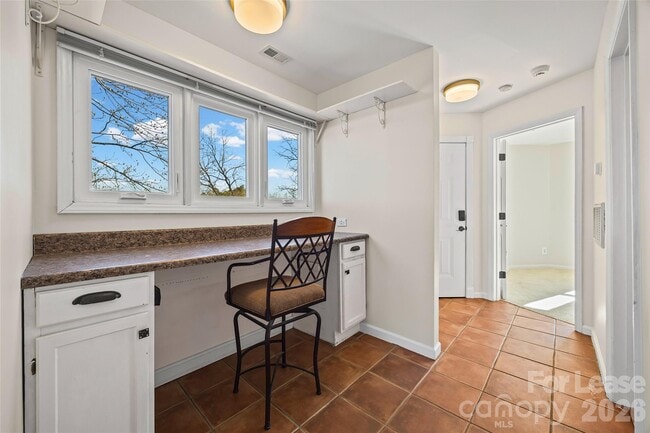 Building Photo - 372 Northwest Dr