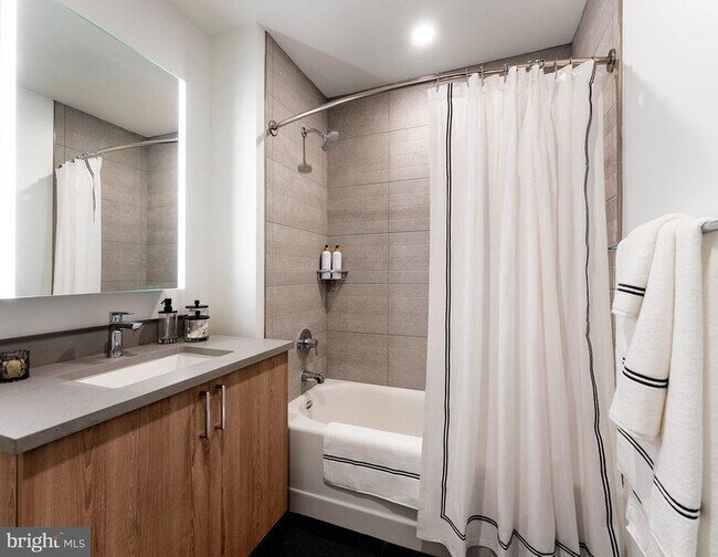 Building Photo - 210 S 12th Street Unit 2B-1-10B