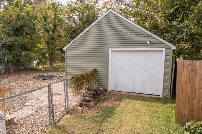 Building Photo - Freshly Updated 3 Bedroom House
