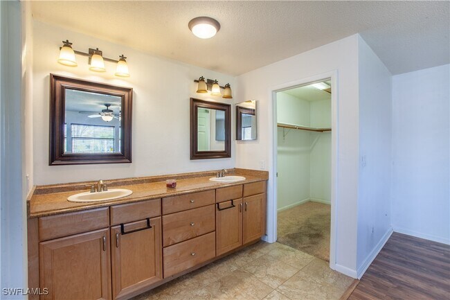 Building Photo - 8109 Sanibel Blvd