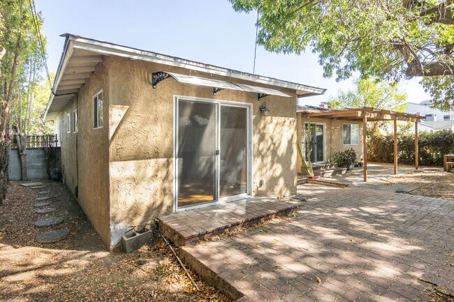 Building Photo - Spacious 3 Bedroom / 2 Bathroom Home in La...