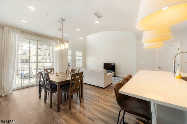 Building Photo - 707 Station Rd