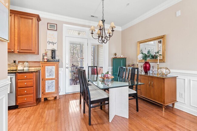 Building Photo - Beautiful 2 bedroom 2.5 bath Townhome in Carrboro