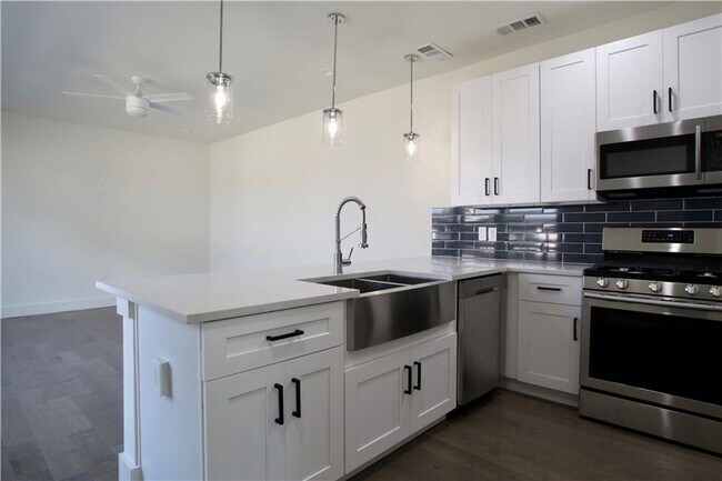 Building Photo - 705 Harris Ave