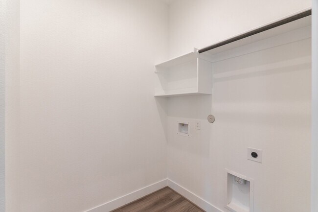 Building Photo - 10726 Pine Pink