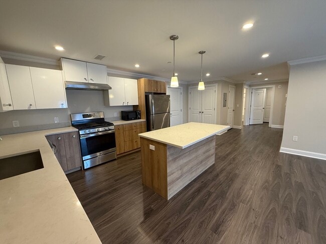 Building Photo - 918 Providence Hwy