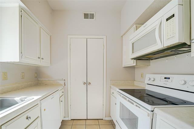 Building Photo - 3550 Country Square Dr